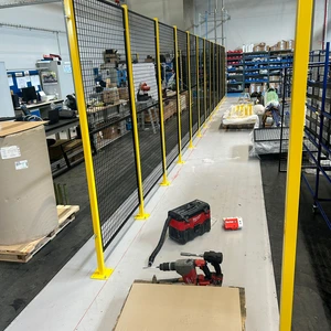 Tomáš Petrák Facility - instalace plotů v tovární hale 10