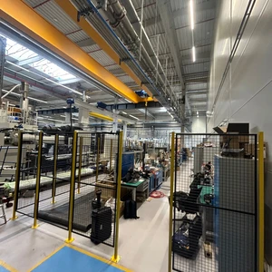 Tomáš Petrák Facility - instalace plotů v tovární hale 11