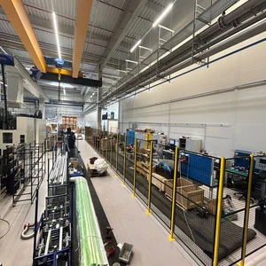 Tomáš Petrák Facility - instalace plotů v tovární hale 12