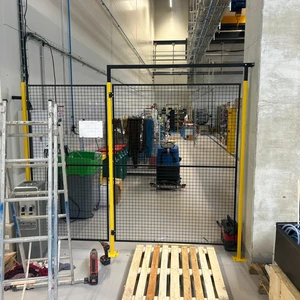 Tomáš Petrák Facility - instalace plotů v tovární hale 1