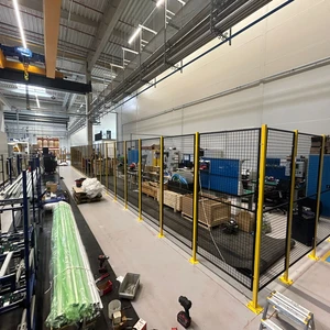 Tomáš Petrák Facility - instalace plotů v tovární hale 2