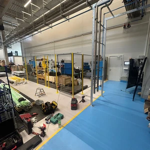 Tomáš Petrák Facility - instalace plotů v tovární hale 3