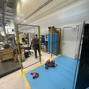 Tomáš Petrák Facility - instalace plotů v tovární hale 4