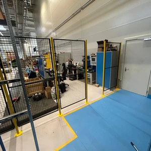 Tomáš Petrák Facility - instalace plotů v tovární hale 5