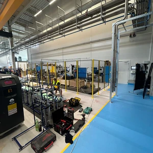 Tomáš Petrák Facility - instalace plotů v tovární hale 6