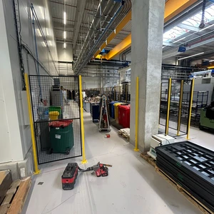 Tomáš Petrák Facility - instalace plotů v tovární hale 7