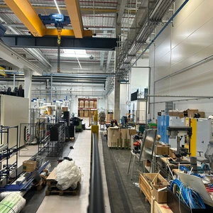 Tomáš Petrák Facility - instalace plotů v tovární hale 8