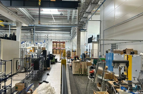 Tomáš Petrák Facility - instalace plotů v tovární hale 8