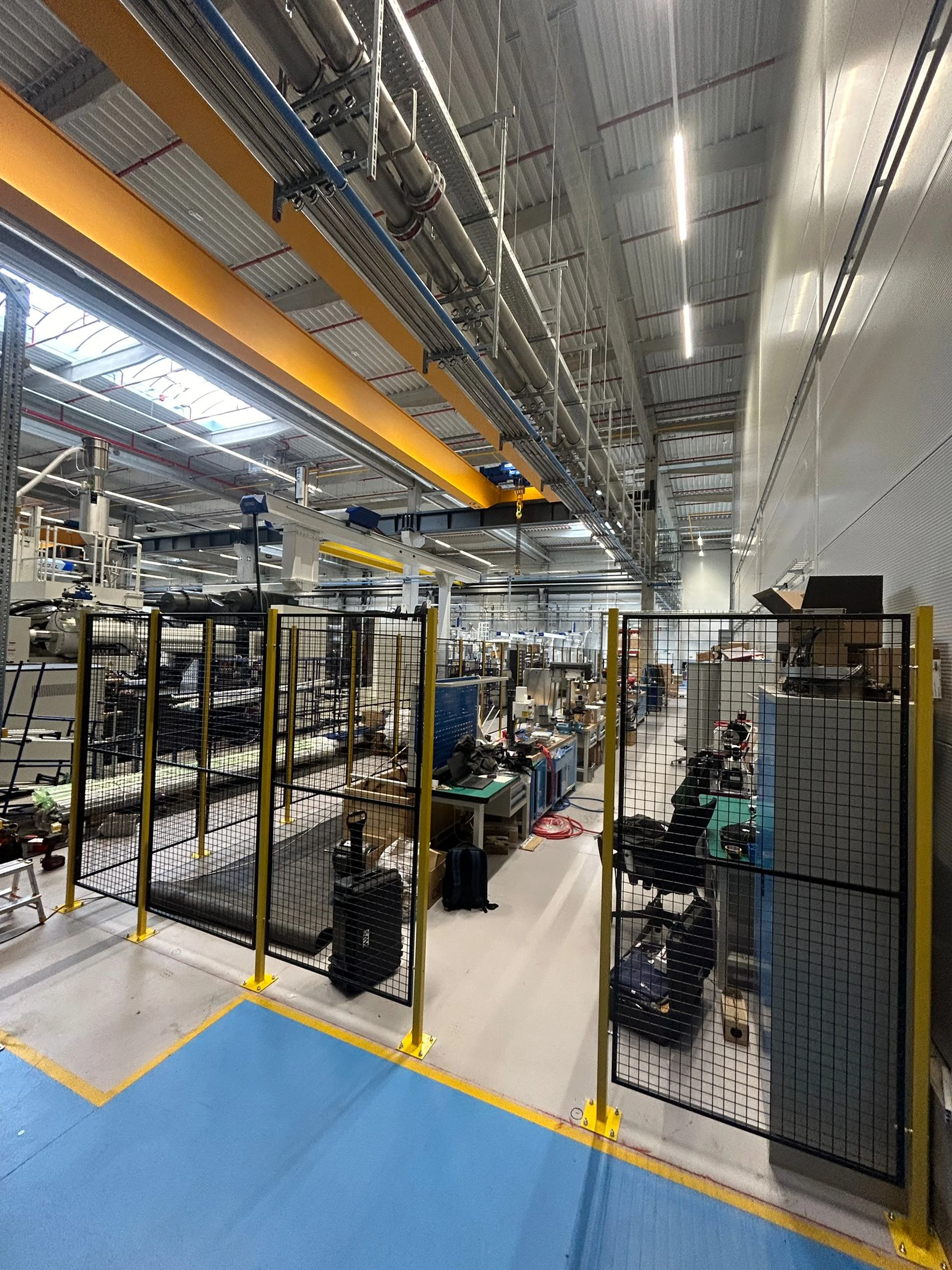 Tomáš Petrák Facility - instalace plotů v tovární hale 